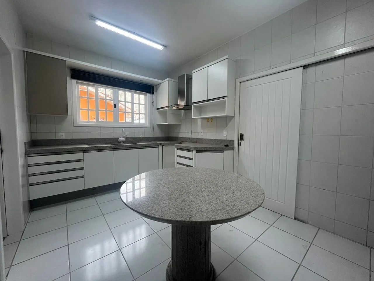 Ampla Casa Com 05 Dormitórios Em Balneário! - Foto 3