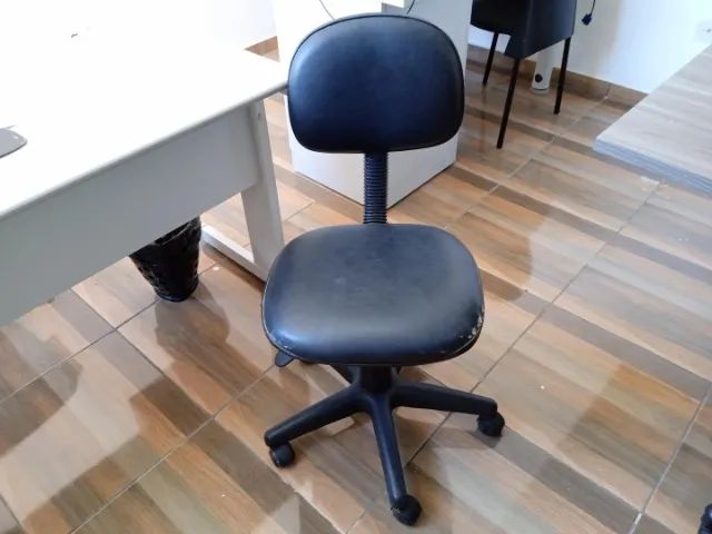 Cadeira de escritório giratória c/ rodas em Couro Ecológico / Plástico Preto