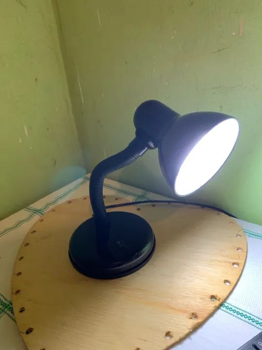 Luminária de mesa preta