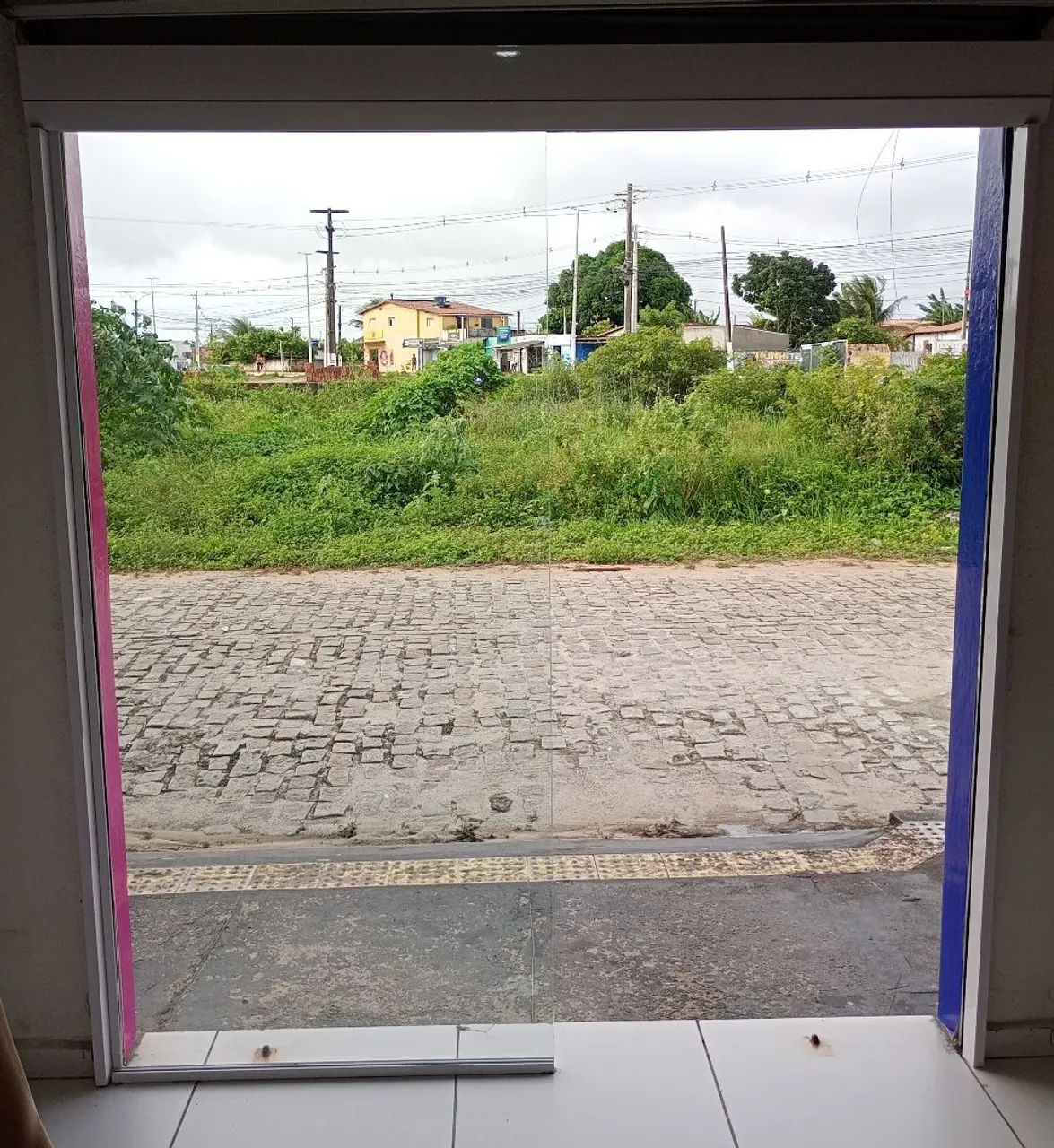 Vitrine de Vidro com Estrutura de Alumínio Branco.  - Foto 2
