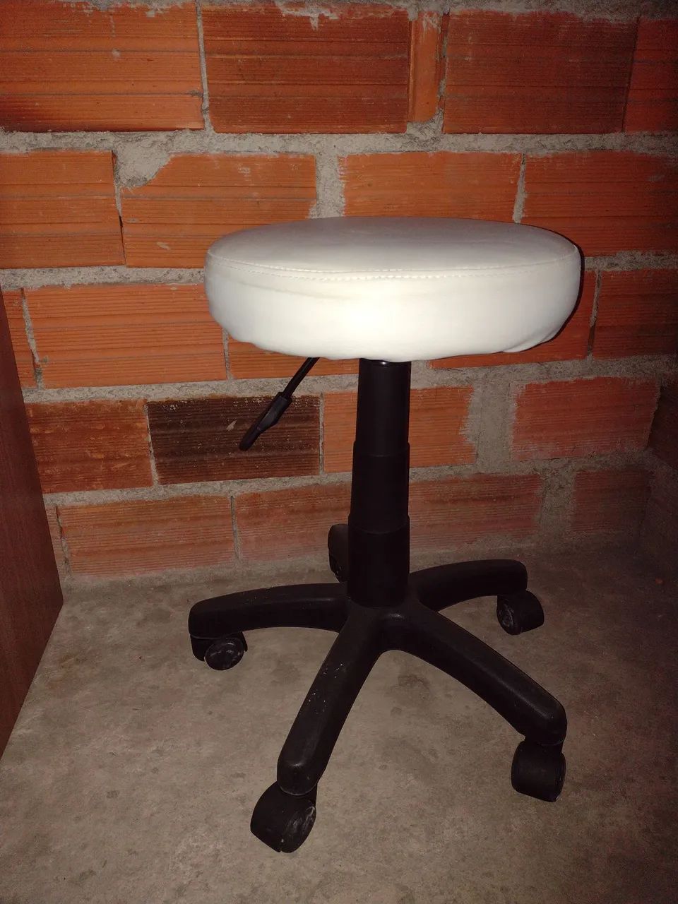 Banquinho Giratório Branco/ banqueta mocho, semi novo  - Foto 2
