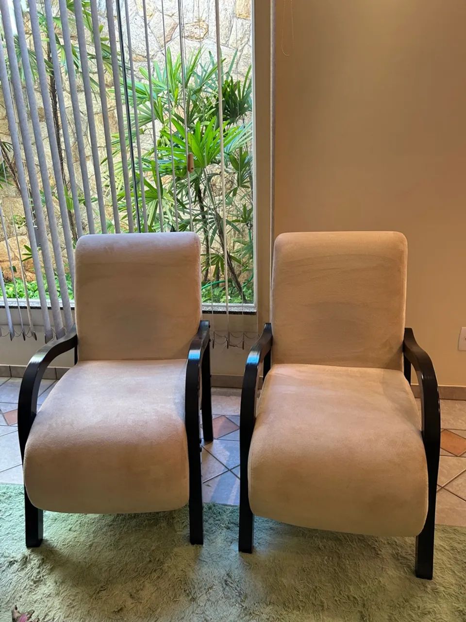 Poltronas de Suede com pés de madeira