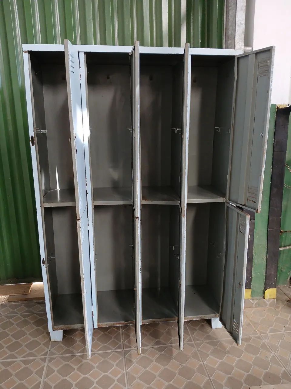 Armário de ferro com 8 portas. - Foto 3