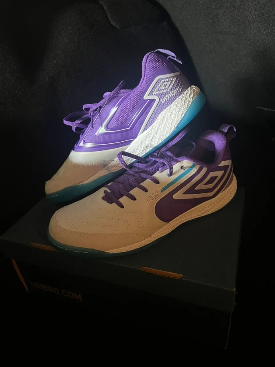Chuteira Futsal Umbro Pro 5 Bump Lilás e Branca  nº 38 Novissima