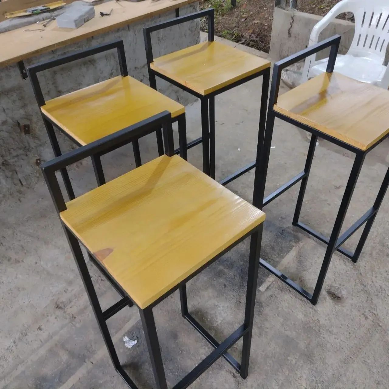 Conjunto de 4 Banquetas de Ferro com Assento de Madeira - Foto 3