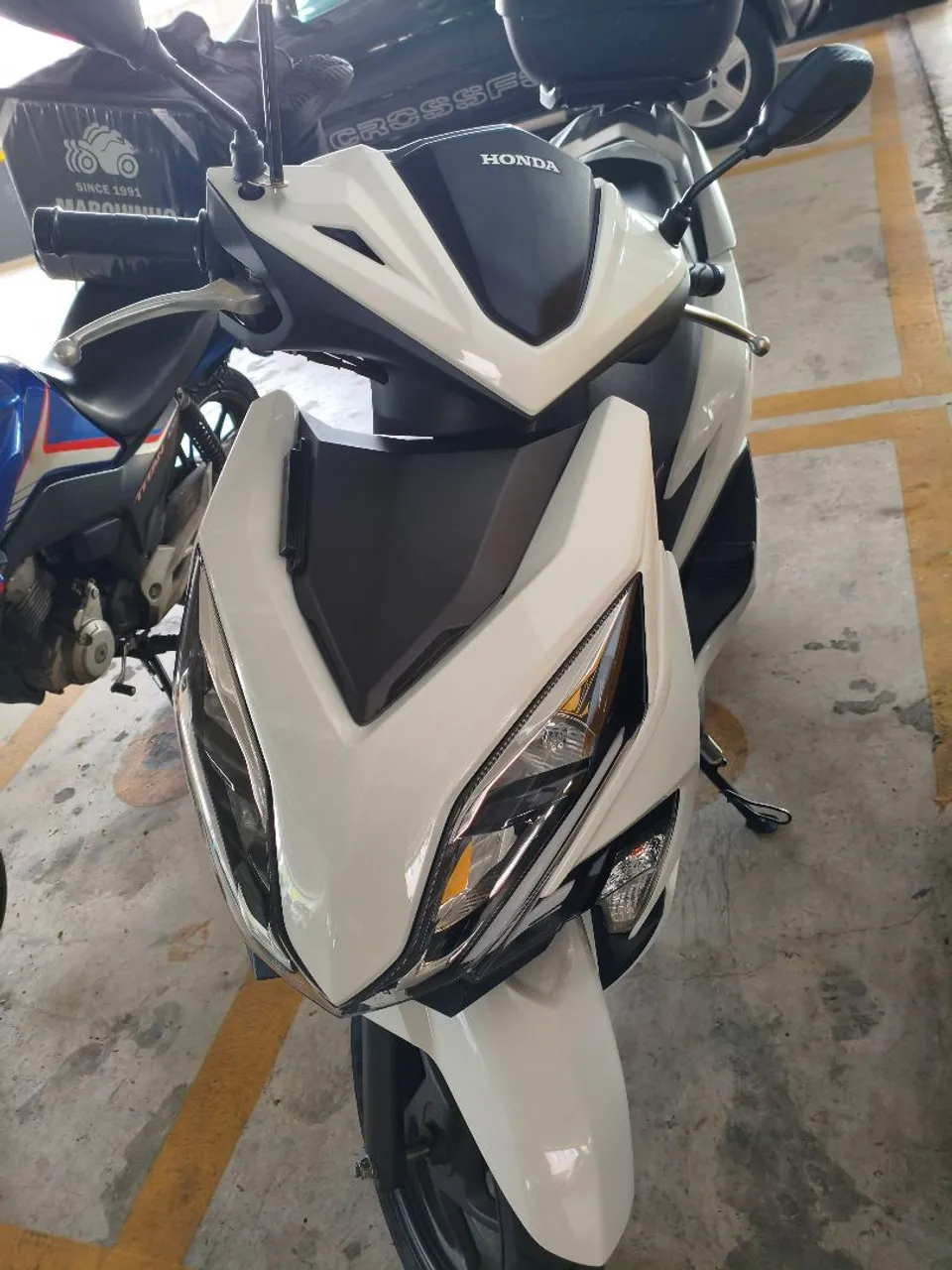 LINDA, SEM DETALHES