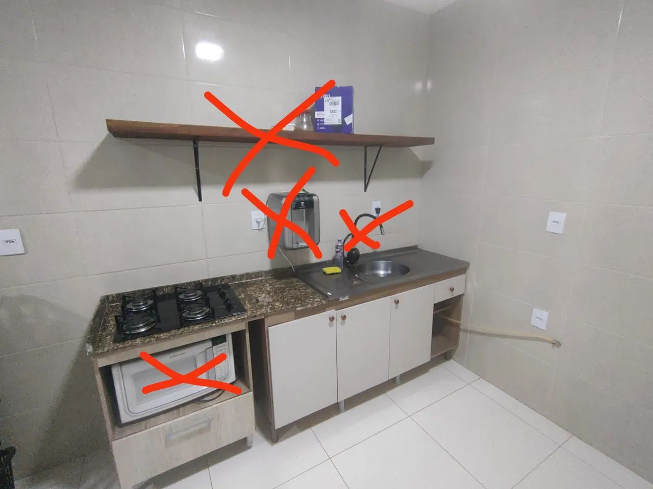 Cozinha completa com pedra e pia em inox