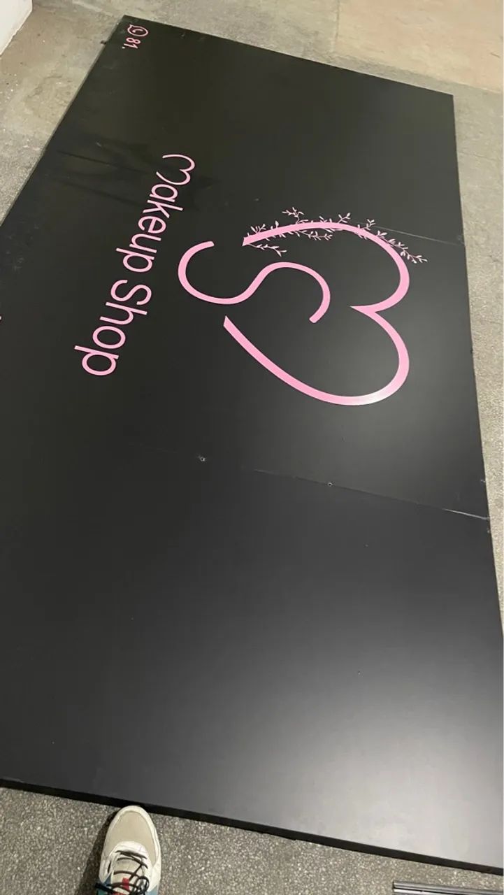 Placa Metalon com ACM de frente de loja.