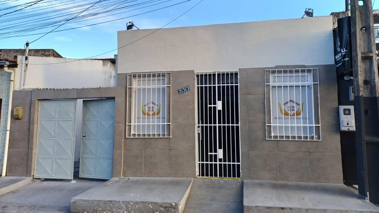 Alugo espaço para igreja-com casa ao fundo.