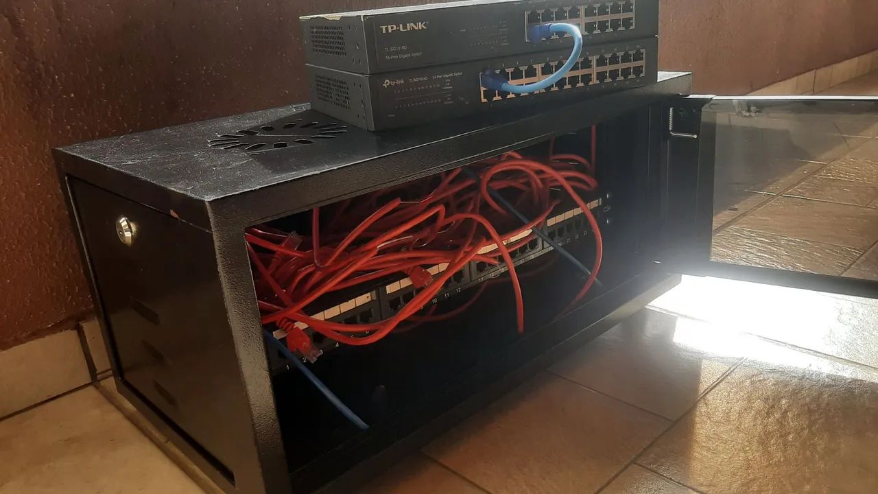 switch de rede + rack + patch panel + cabos64264609869954122