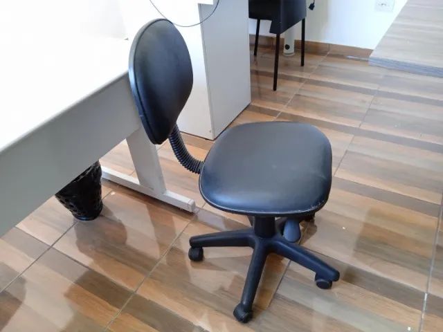 Cadeira de escritório giratória c/ rodas em Couro Ecológico / Plástico Preto - Foto 2