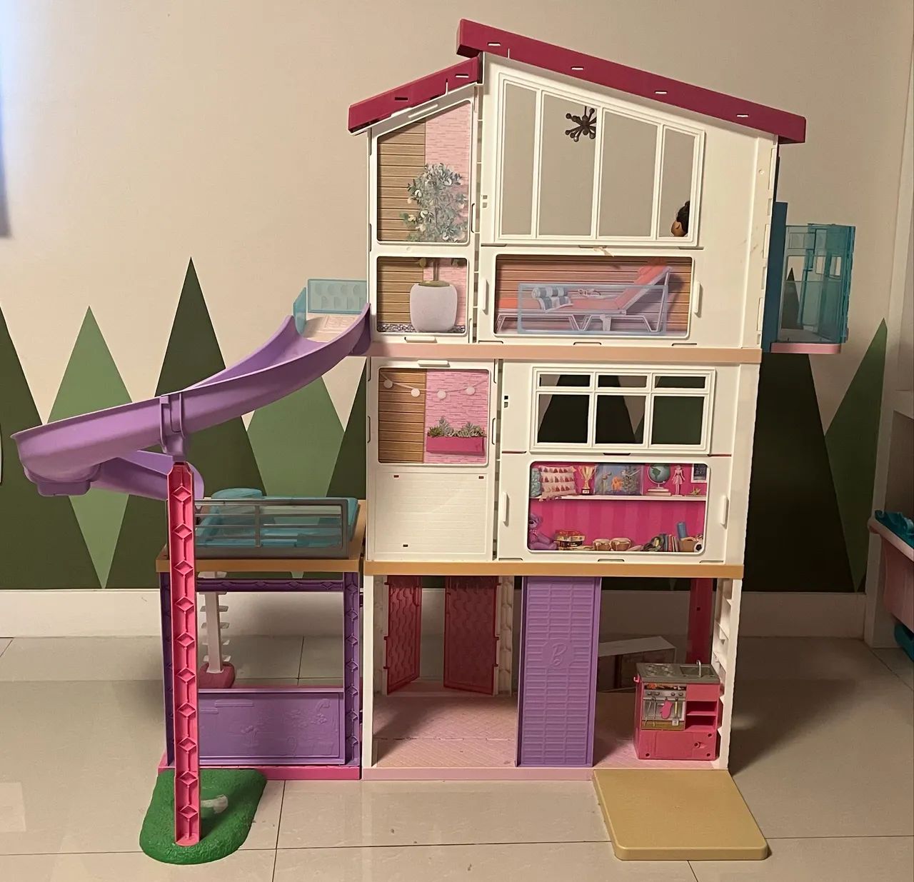Casa da Barbie original com todas as peças da casa e mais duas barbies - Foto 2
