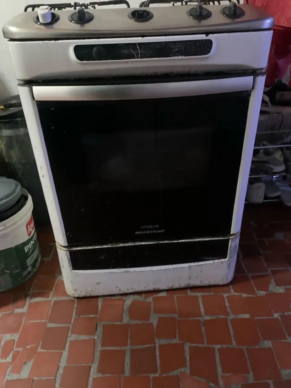 fogão, tv e sofá
