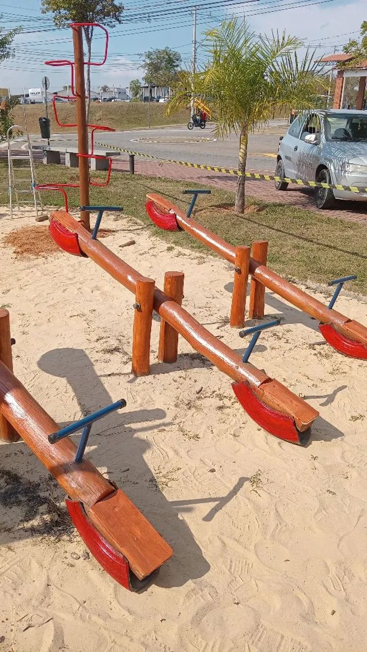 Playground de madeira completo com escorregador e balanço - Foto 3