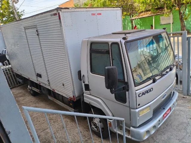 Ford Cargo 816 2013  bau 5,5 prata segundo dono  - Foto 2