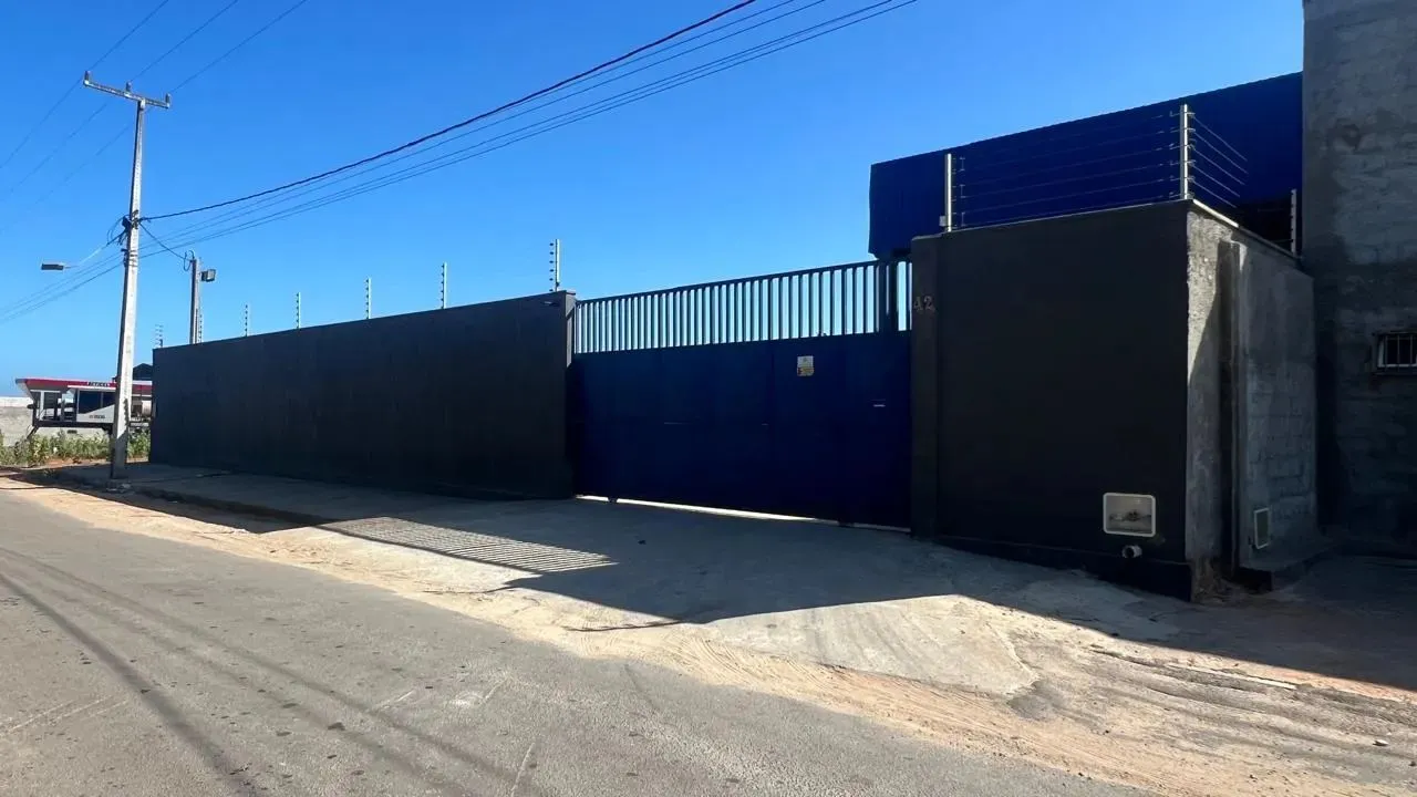 Galpão, Itaitinga, 990m2, Prédio Completo com Salas, Piso Industrial, Banheiros e Cozinha.