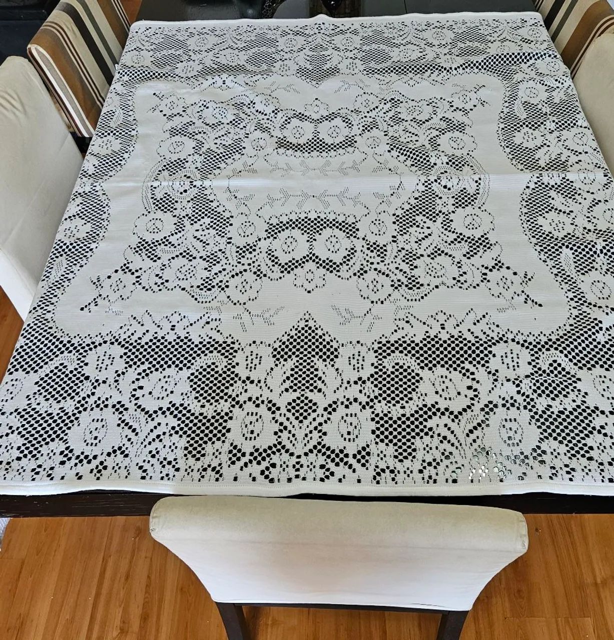 Toalha de mesa elegante e trabalhada macia branca