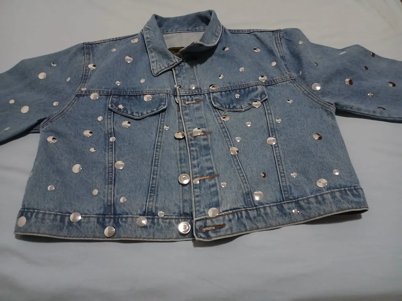 Jaqueta Jeans Customizada com Detalhes Metalizados
