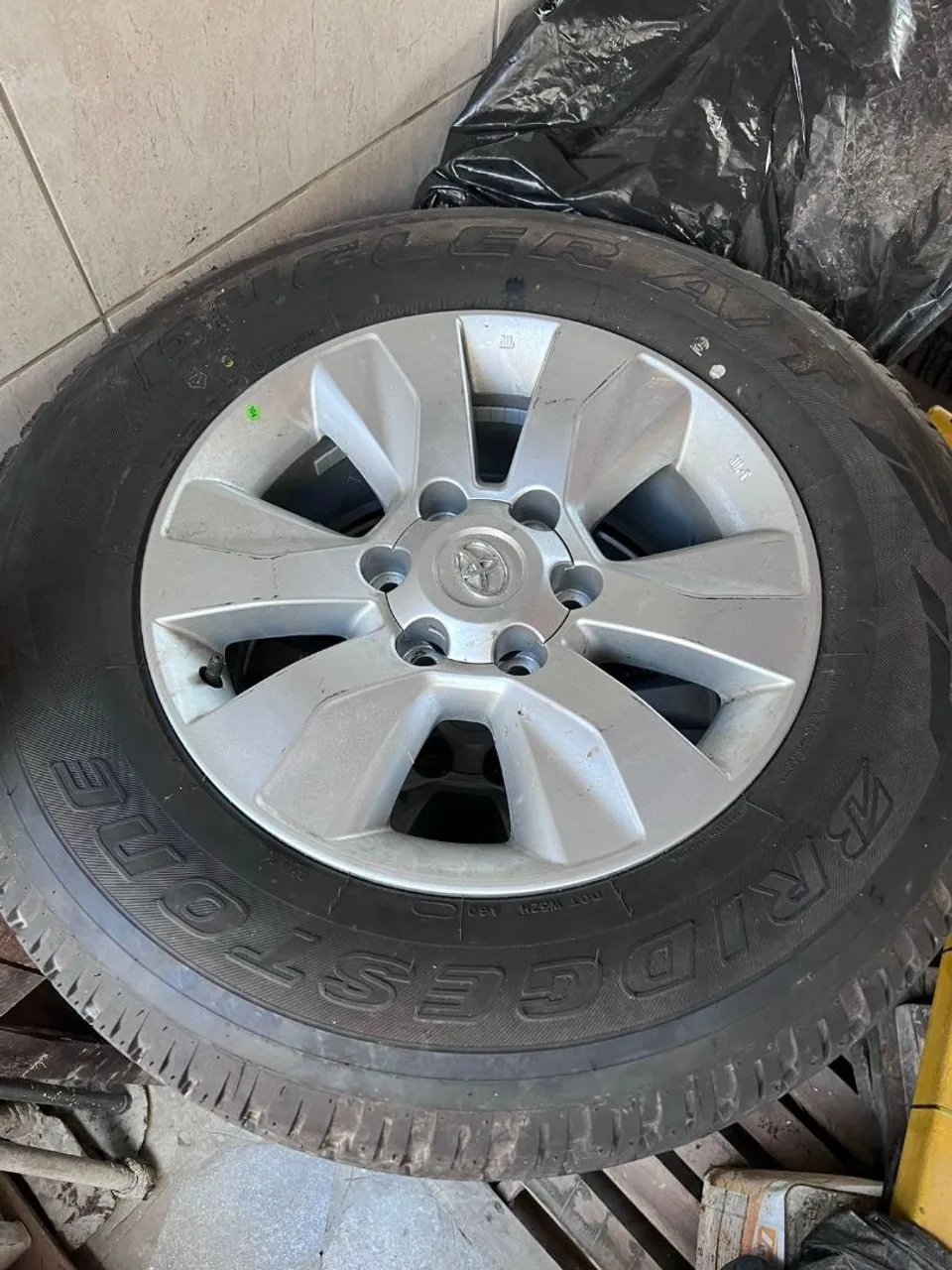 Rodas da Hillux aro 17 original com Pneus