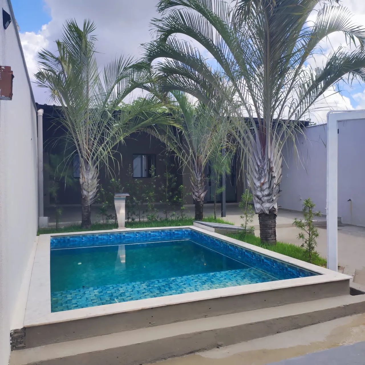 ALUGO /  CASA NOVINHA COM PISCINA  2500+CAUÇÃO 