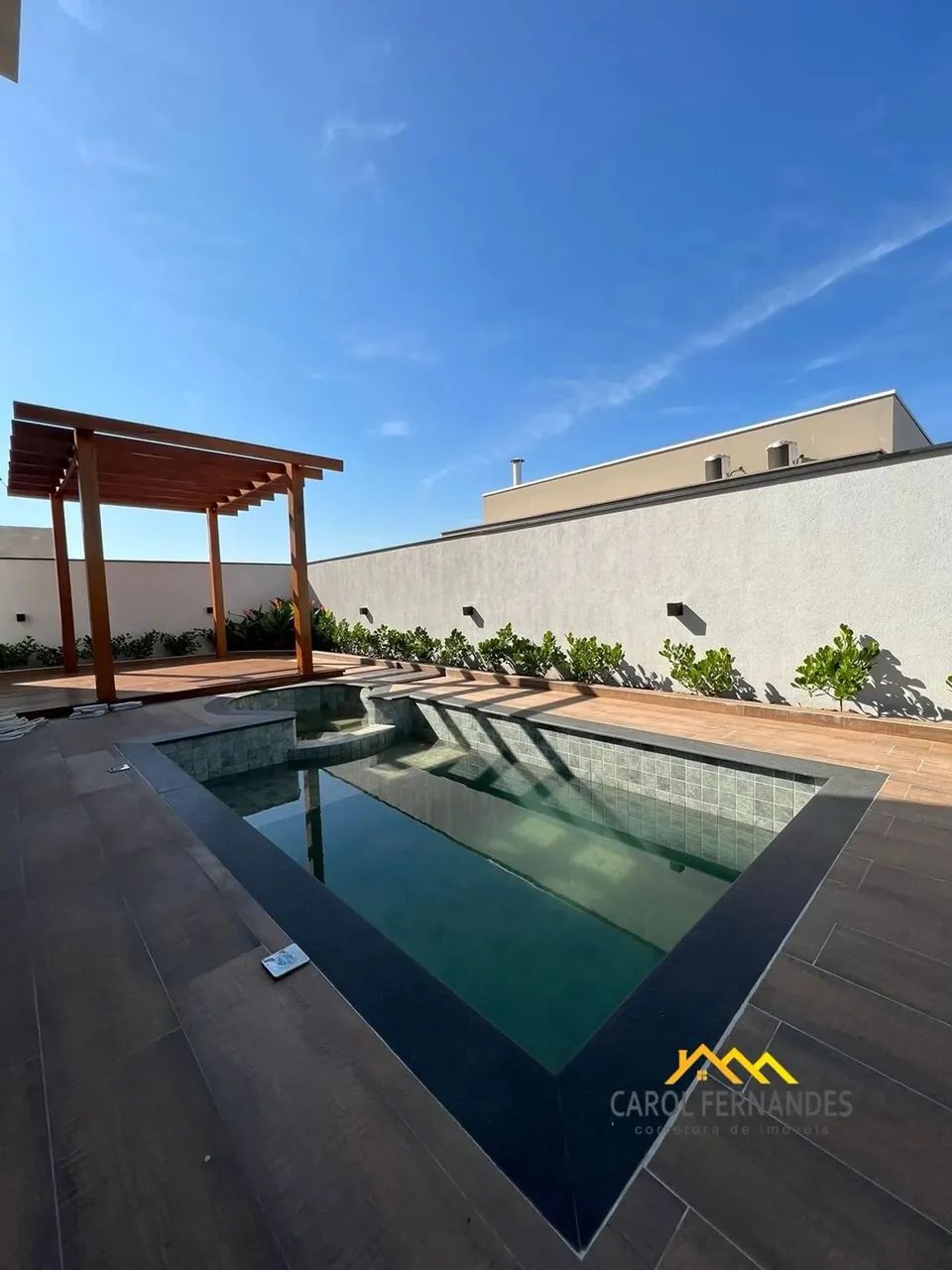 Casa com três suítes, piscina, quatro vagas de garagem no Villa Daquila