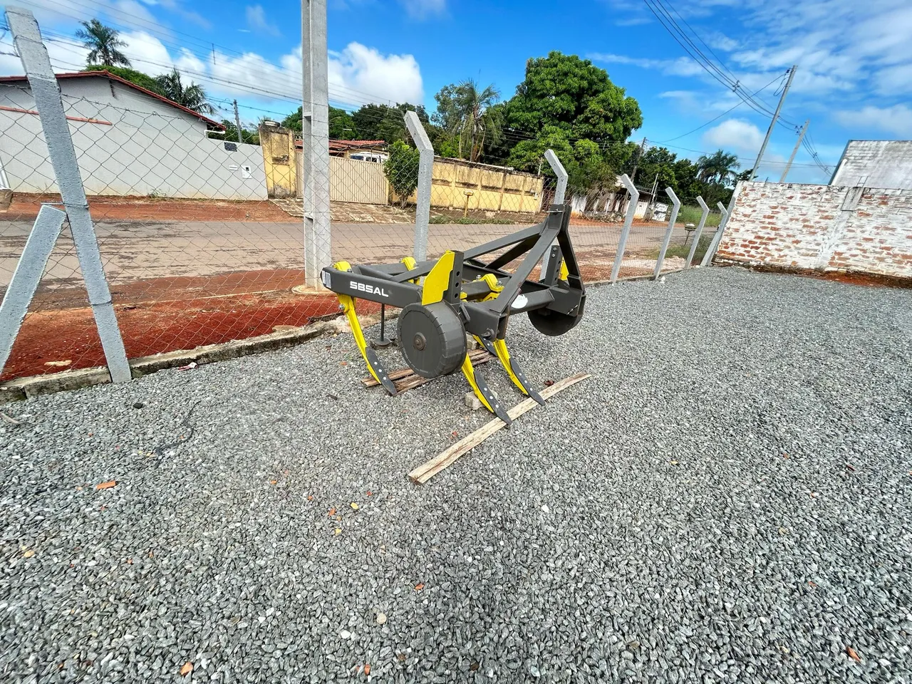 Arado Subsolador 5 hastes C/ Rodas