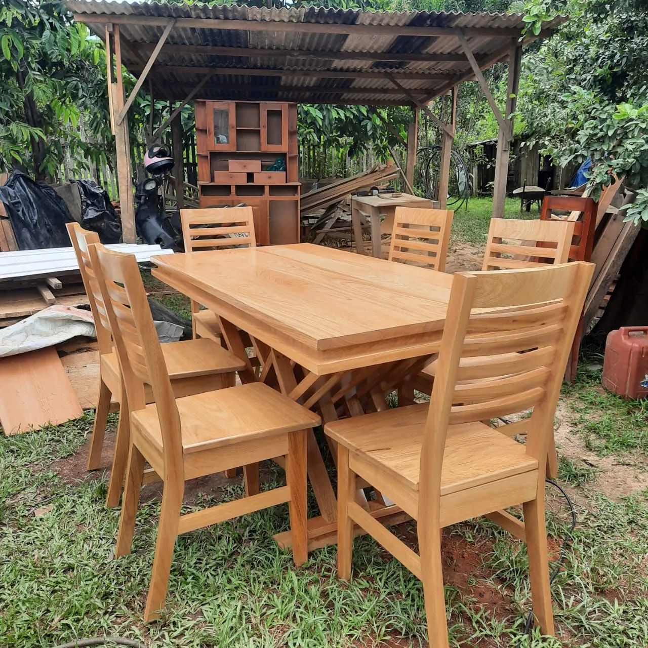 Conjunto de Mesa e Cadeiras de Madeira