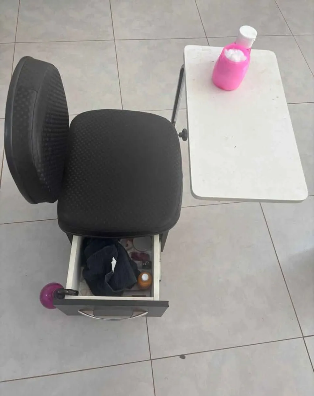 Cadeira de Escritório com Mesa e Gaveta