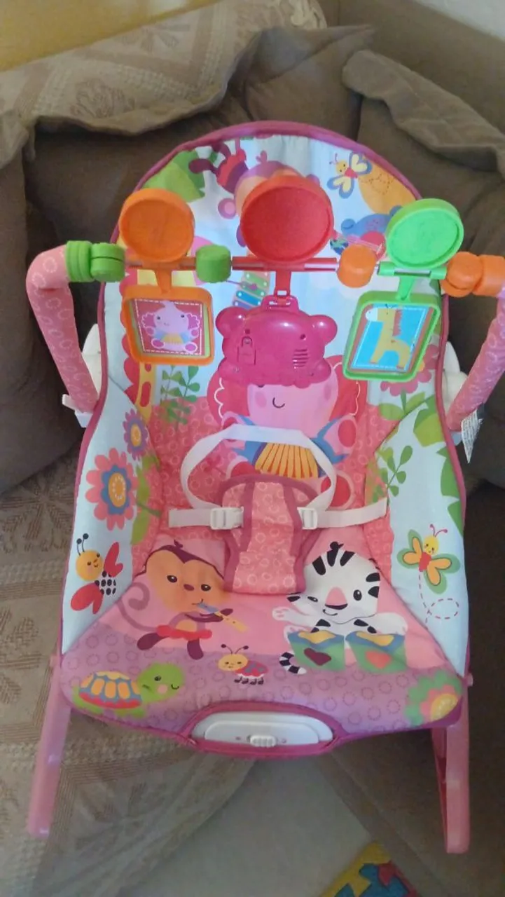 Cadeirinha de descanso infantil com brinquedos