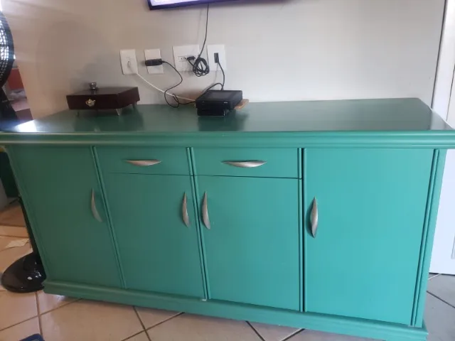 Balcão Laqueado Verde com 4 Portas e 2 Gavetas - Elegante e Espaçoso