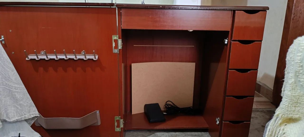 Gabinete embutido com máquina de costura Singer Pro - Foto 3