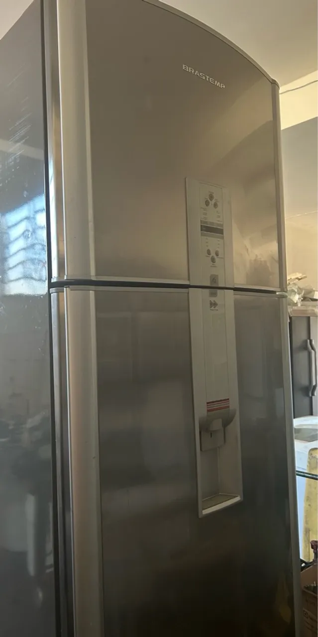 Geladeira Brastemp Frost Free inox com Dispenser de Agua na porta