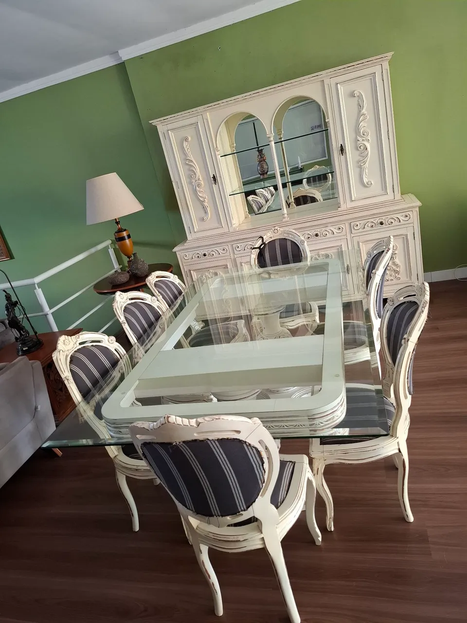 Mesa maciça e esculpida