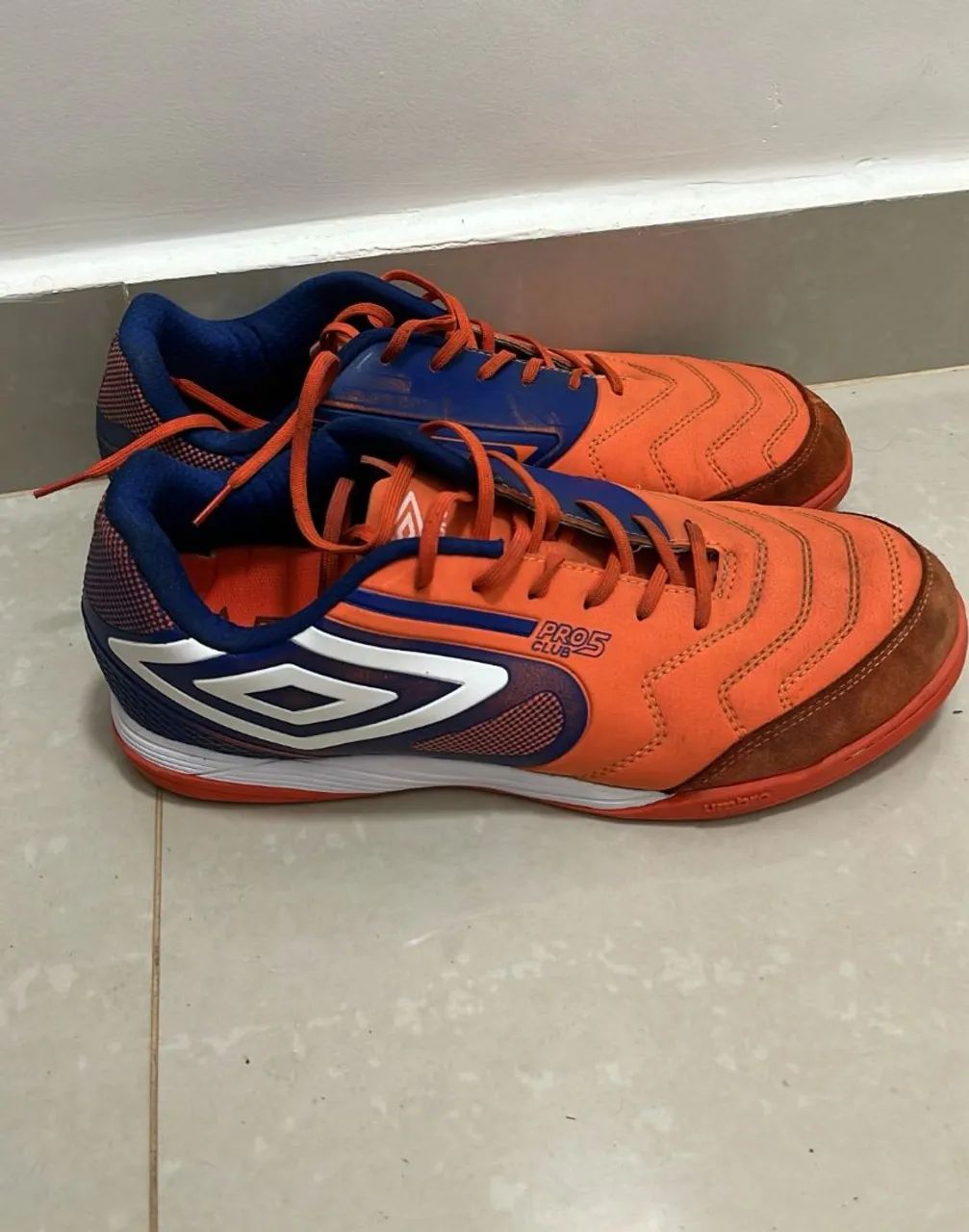 Chuteira futsal tamanho 46 seminova 