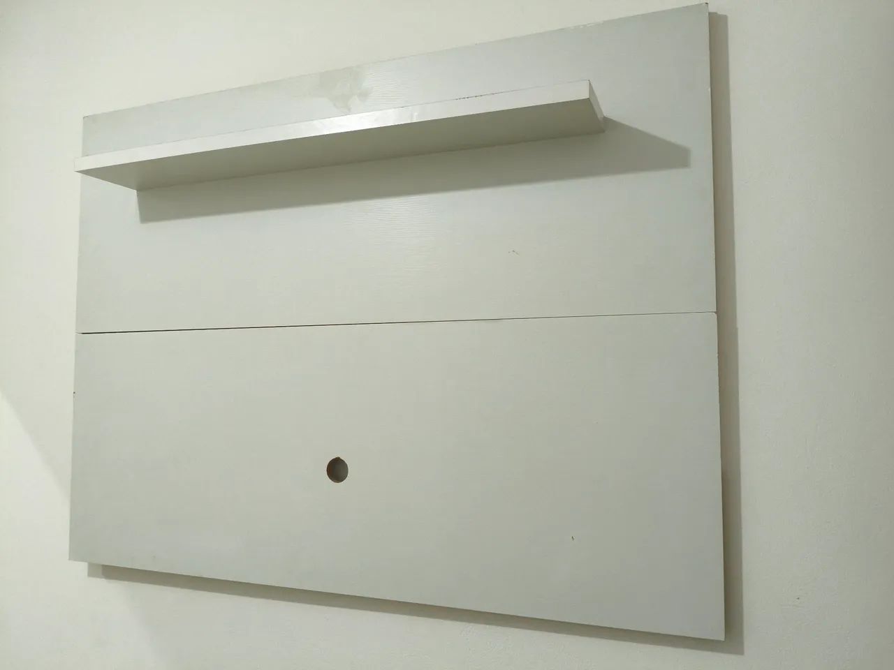 Painel para TV com prateleira