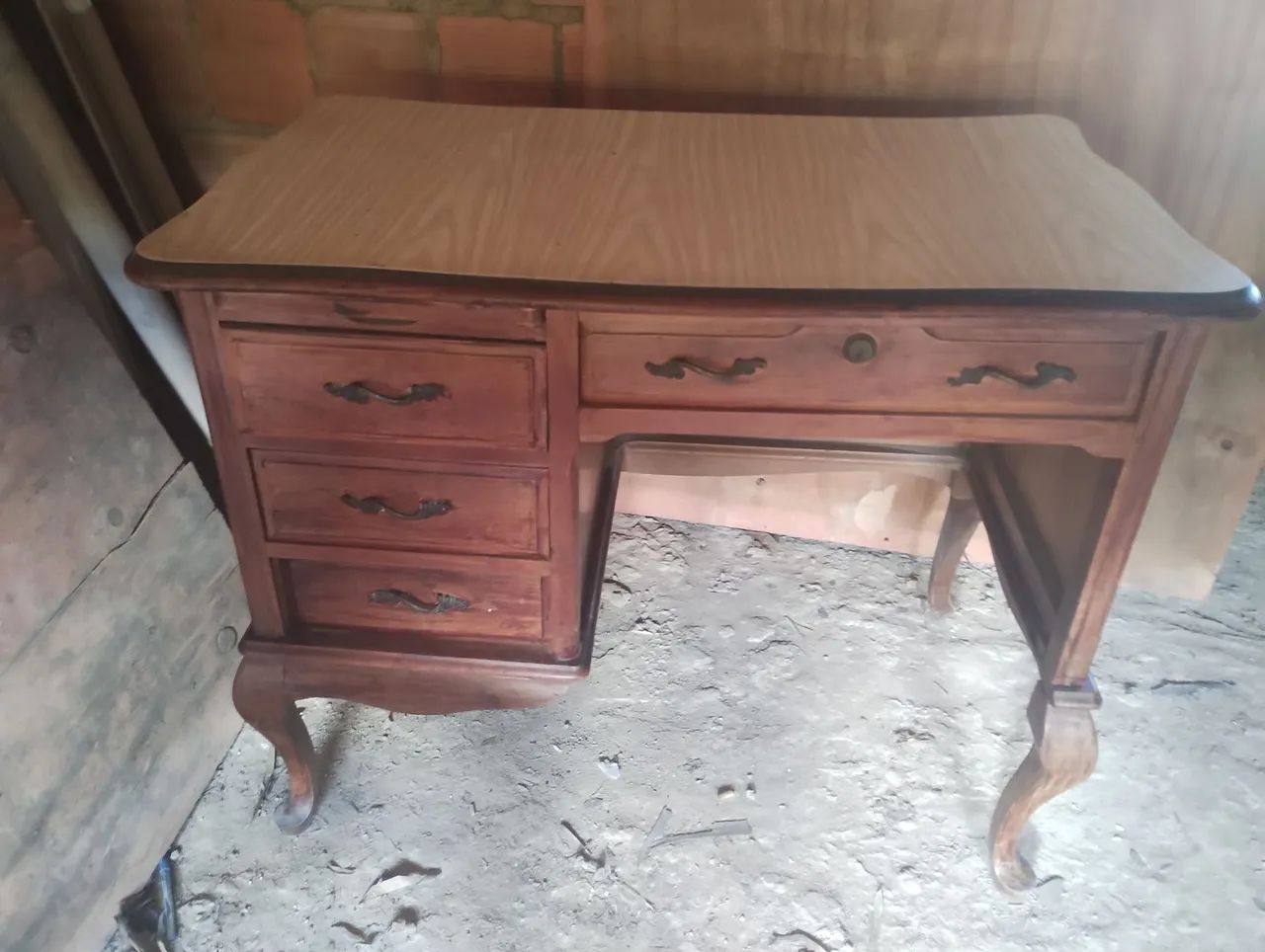Antiga escrivaninha Chipandelle.