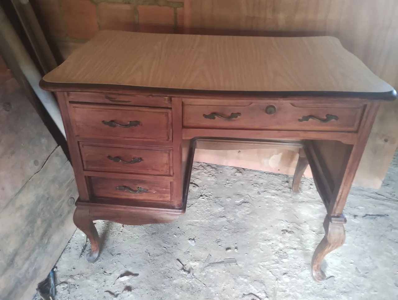 Antiga escrivaninha Chipandelle.