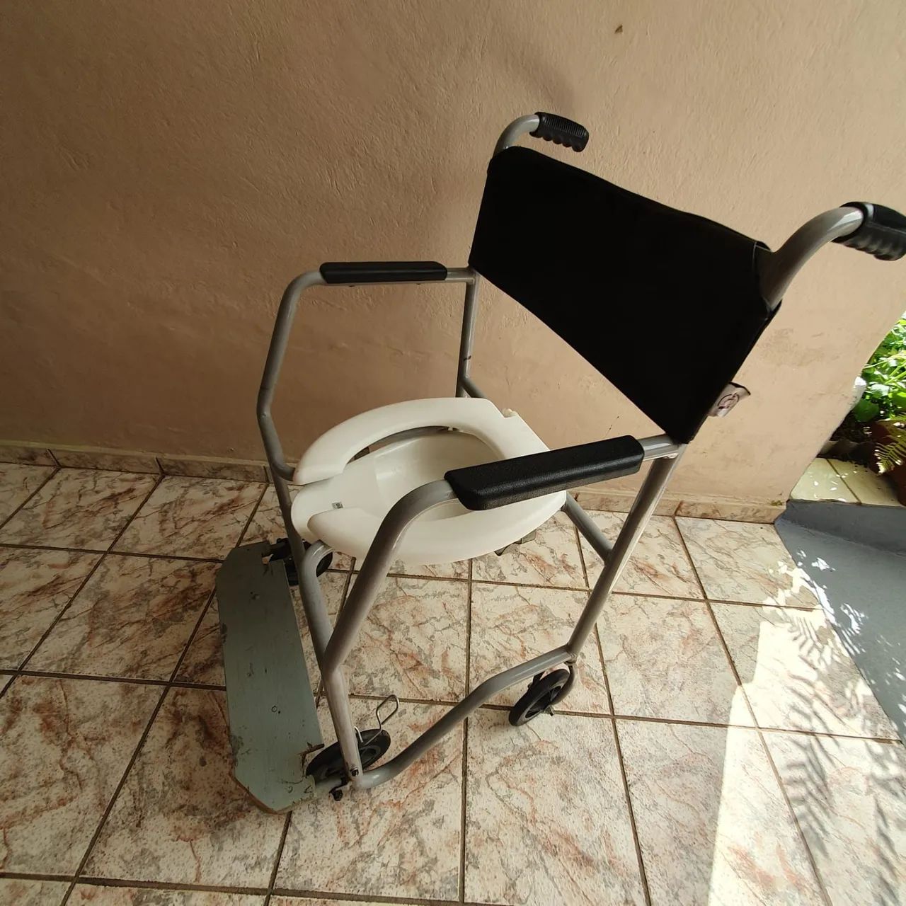 Cadeira de roda para banho e assento sanitário  - Foto 4