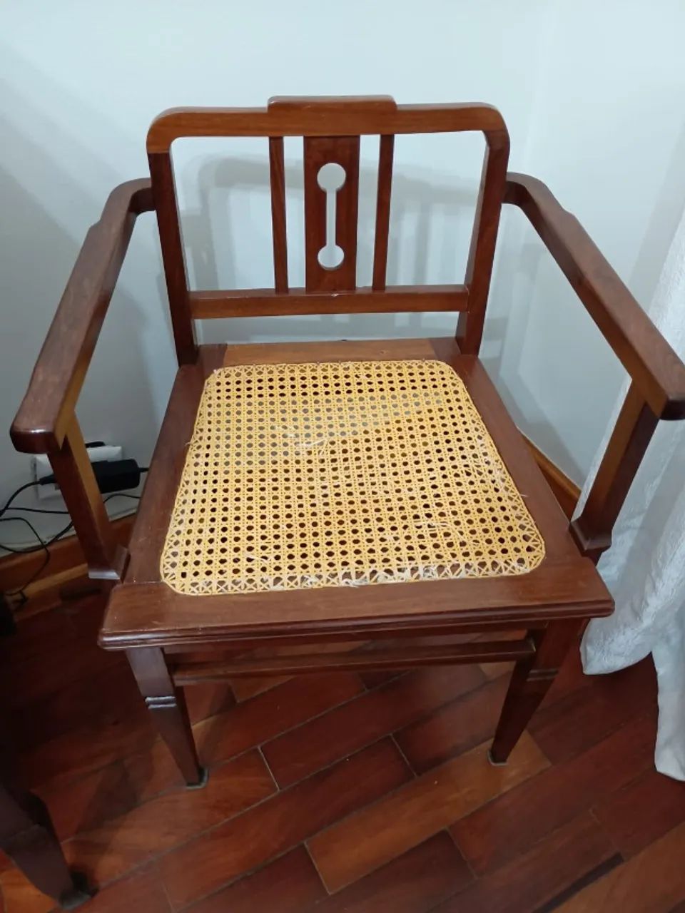 Cadeira estilo poltrona, em madeira, vintage. Assento em palhinha