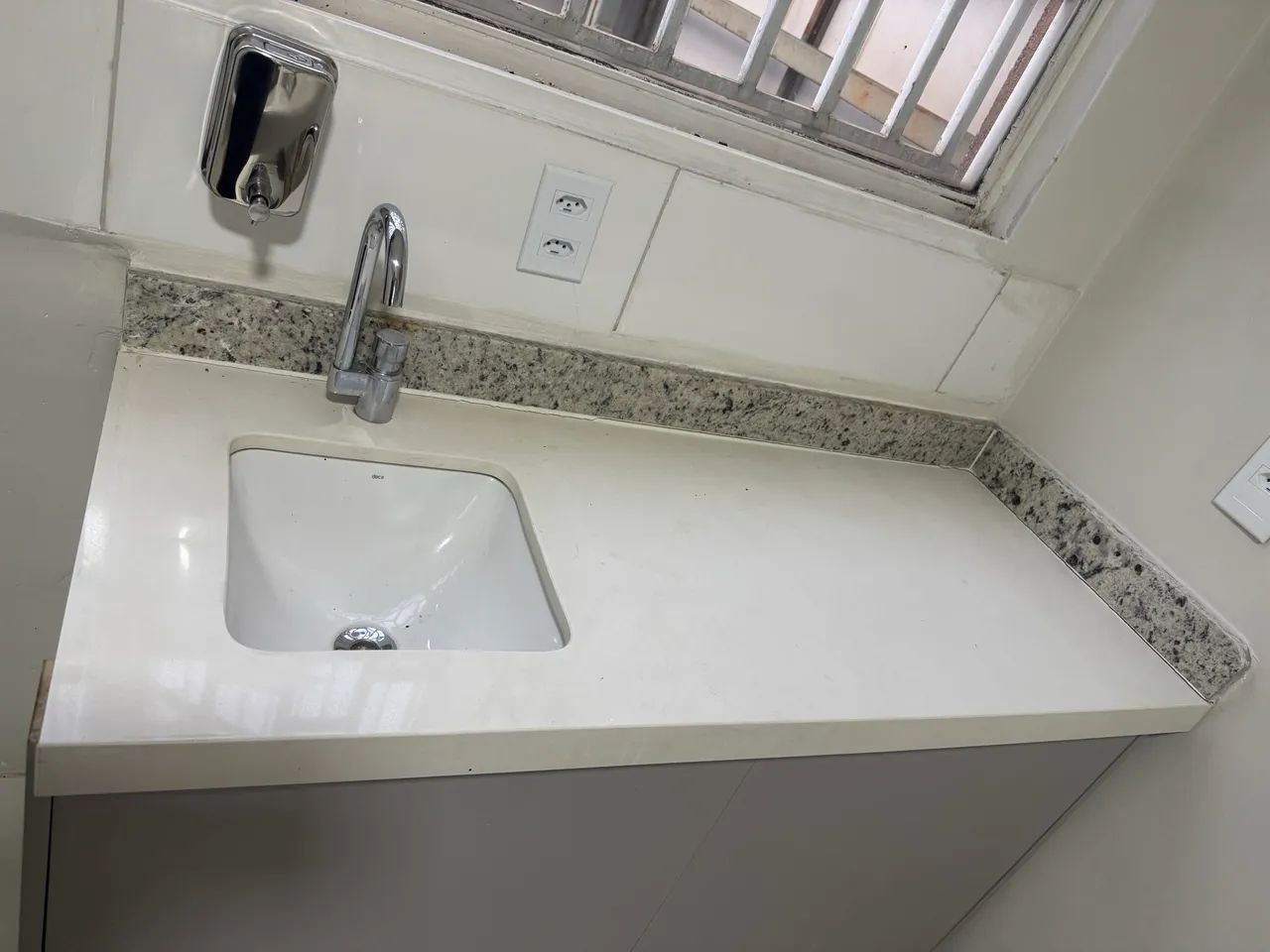 Pia de marmore branco com torneira cromada