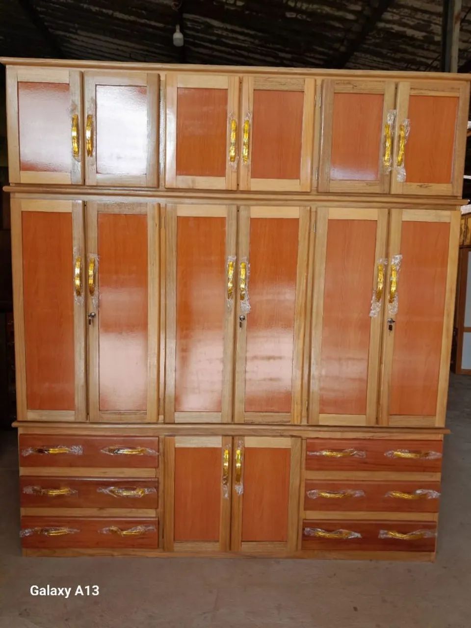 Guarda-Roupa de Madeira Maciça com Design Elegante - Foto 4