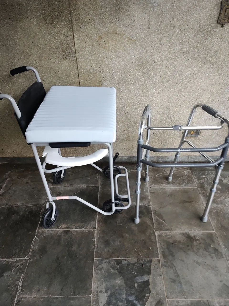 Cadeira de banho e higiene, mais andador delamed  3 em 1, um  travesseiro anti refluxo  - Foto 2