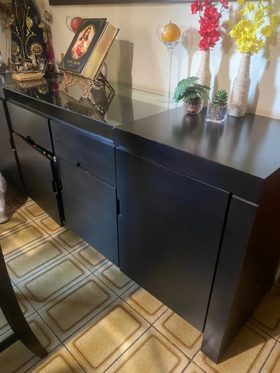 Aparador Preto Elegante com Detalhes Decorativos