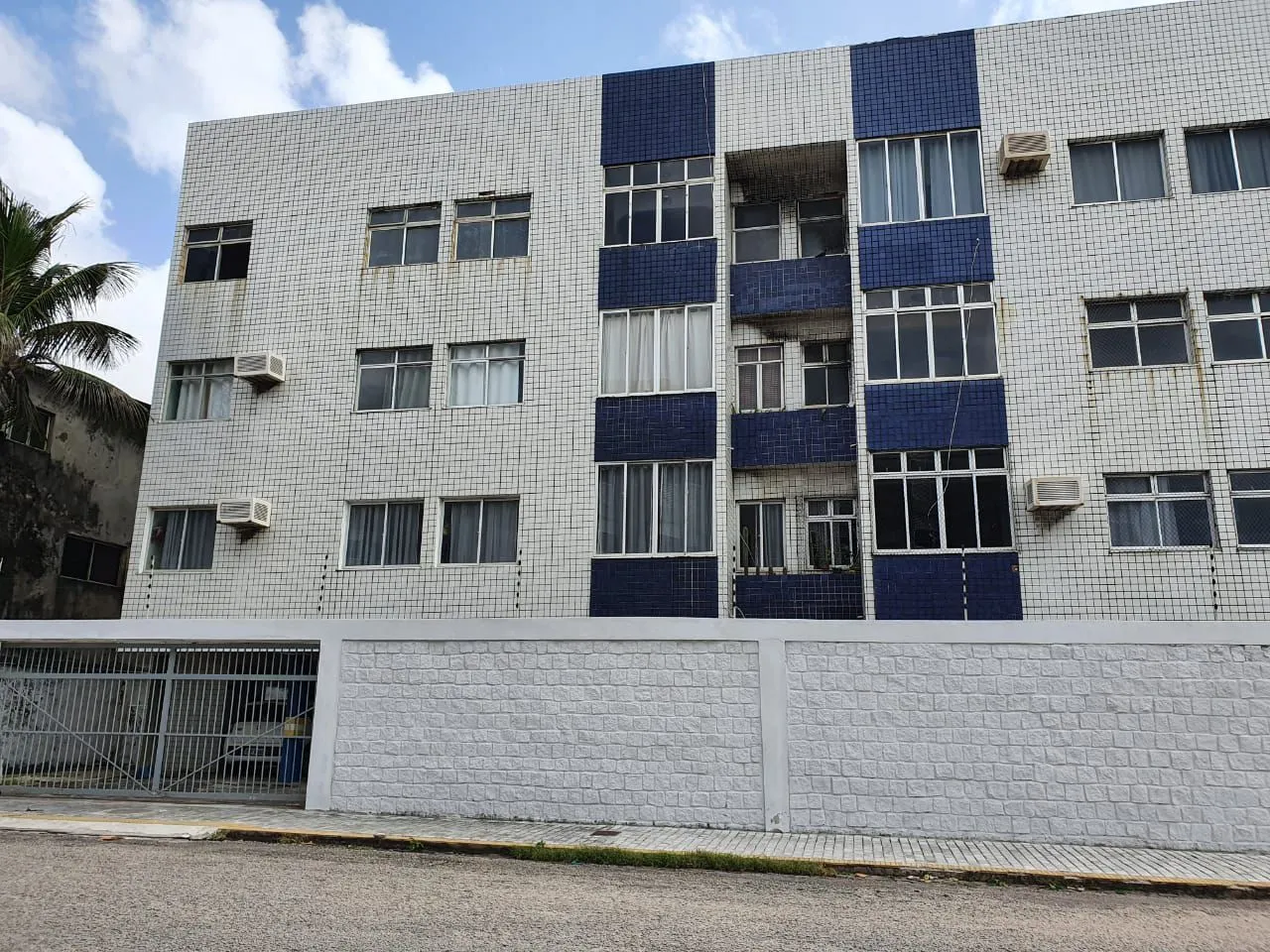 Apartamento 3Q (2 suítes) a 1 quadra da Praia do Meio - 110m² - Condomínio Saint Michel