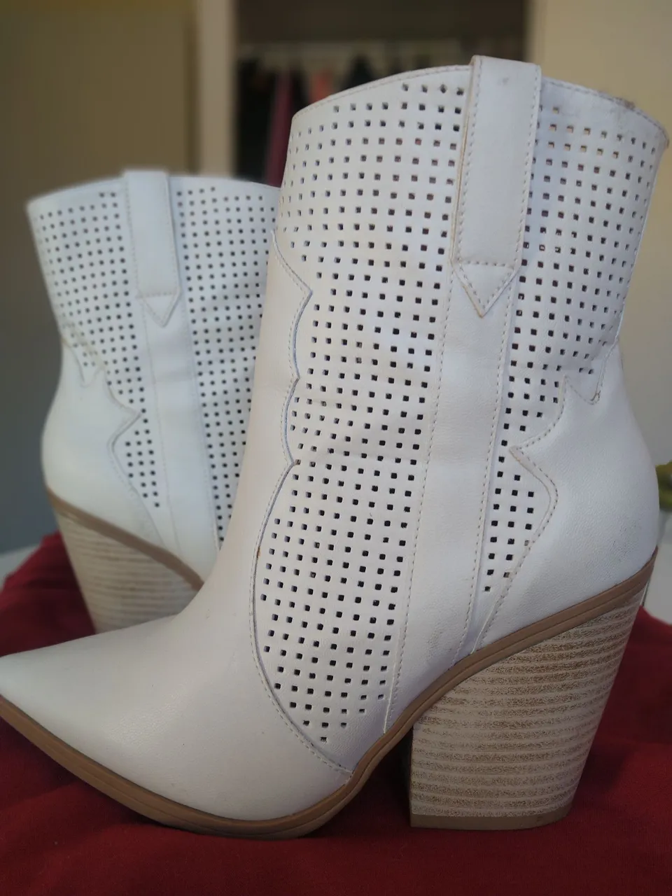 Botas Brancas Perfuradas - Estilo Country