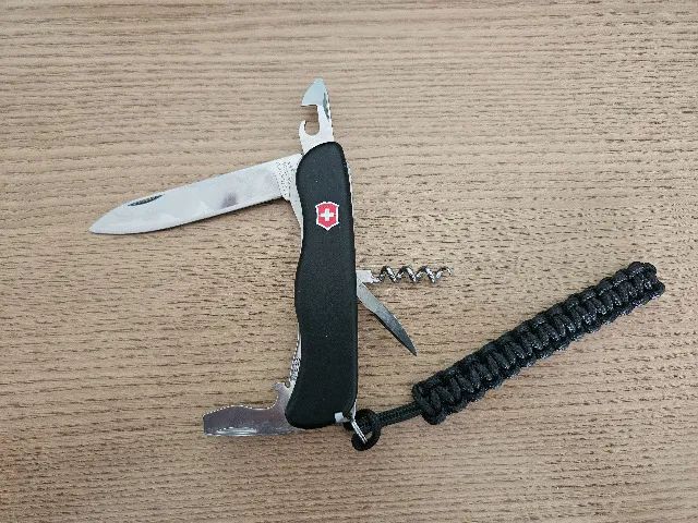 Canivete Victorinox Picknicker (0.8353) + Pingente Victorinox Nylon Paracord (4.1875)