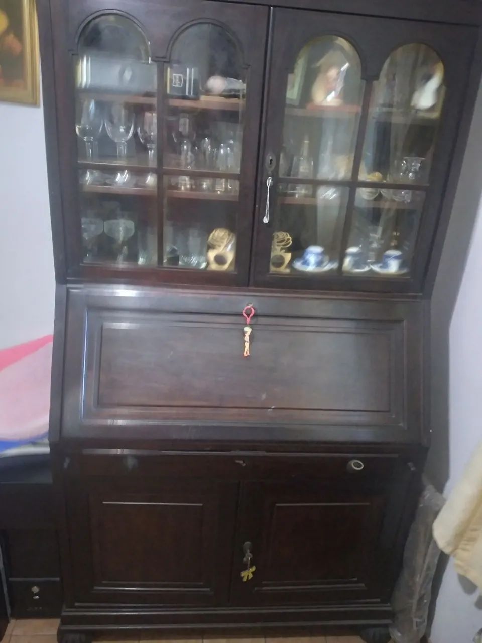 Escrivaninha e Cristaleira de madeira nobre com armário e vitrine