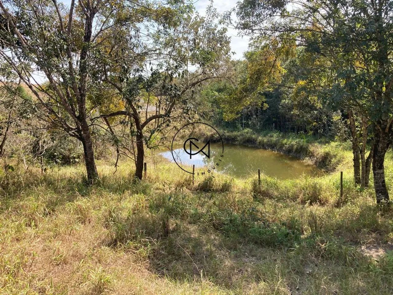 Sítio à Venda em Porangaba, SP, 38 mil m2 com 2 casas e lago