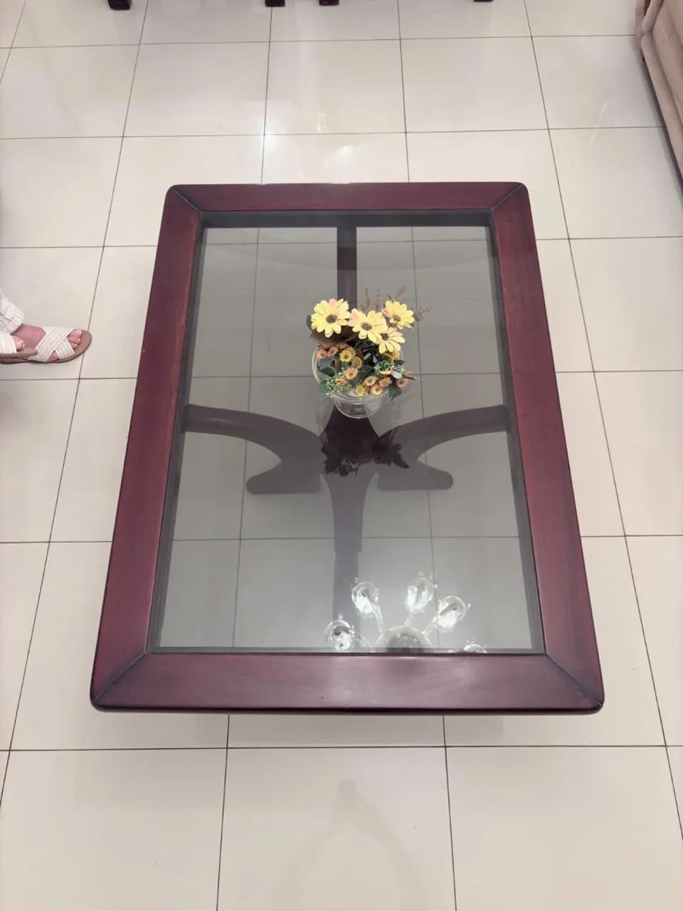 Mesa baixa para sala em madeira e vidro
