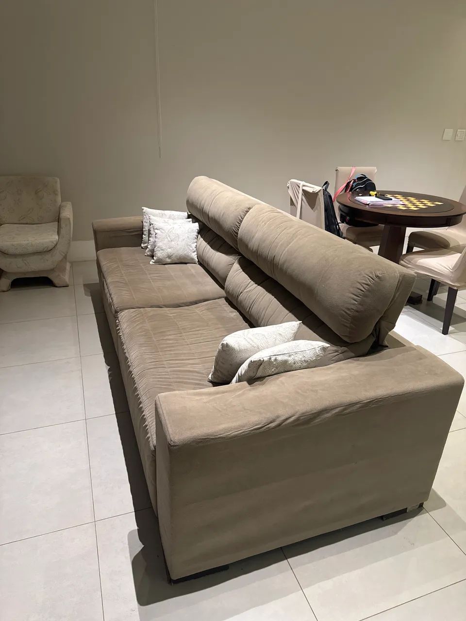 Sofá 4 lugares tecido suede marrom com 5 almofadas